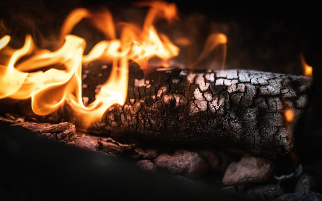 Dinas Damkar Kota Pekalongan Bersihkan Tumpahan Oli di Area Permukiman